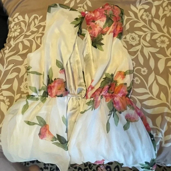 Beautiful flowered Romper, medium - Picture 4 of 5